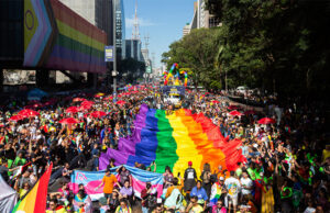Parada LGBT+ de SP celebra 30 anos com tema eleitoral: “a rua convoca, a urna confirma”