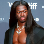 Lil Nas X relembra situação “constrangedora” em ménage e explica visão sobre relacionamentos: “Acredito na monogamia”