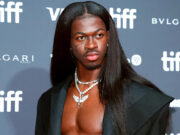 Lil Nas X relembra situação “constrangedora” em ménage e explica visão sobre relacionamentos: “Acredito na monogamia”