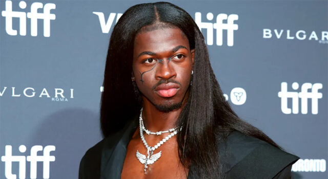 Lil Nas X relembra situação “constrangedora” em ménage e explica visão sobre relacionamentos: “Acredito na monogamia”