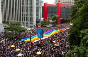 Parada LGBT+ deve perder R$ 82 milhões em impacto econômico em SP após perda de patrocínios, diz Associação Comercial