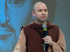 Sacerdote e cantor católico é denunciado ao Ministério Público por ex-seminarista após falas homofóbicas