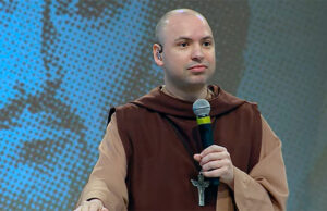 Sacerdote e cantor católico é denunciado ao Ministério Público por ex-seminarista após falas homofóbicas