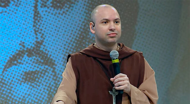 Sacerdote e cantor católico é denunciado ao Ministério Público por ex-seminarista após falas homofóbicas