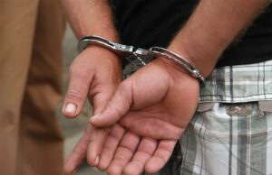 Polícia da Malásia prende 51 homens após operação em suposta “festa gay” com drogas; homossexualidade é criminalizada no país