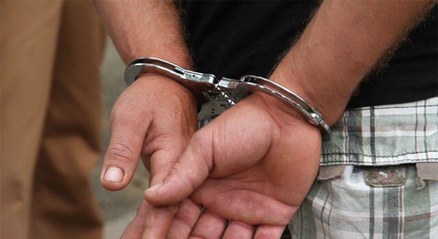 Polícia da Malásia prende 51 homens após operação em suposta “festa gay” com drogas; homossexualidade é criminalizada no país