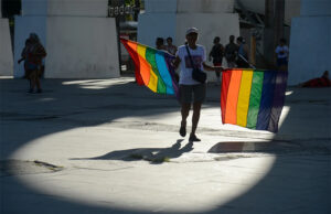 Pessoas LGBTQIA+ no Brasil enfrentam mais desemprego e informalidade do que população geral, aponta Banco Mundial