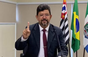 Vereador que se recusou a ler projeto LGBTQ+ escapa de condenação por homofobia e é absolvido pela Justiça de SP