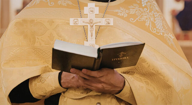Denúncia aponta orgias gays com padres em motéis e casas paroquiais em Portugal: “Há consumo de álcool, poppers e drogas”