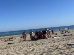 Vilarejo naturista mais famoso do mundo vira reduto de swing e muda completamente o perfil do destino