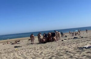 Vilarejo naturista mais famoso do mundo vira reduto de swing e muda completamente o perfil do destino