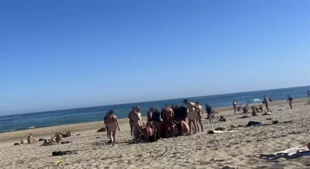 Vilarejo naturista mais famoso do mundo vira reduto de swing e muda completamente o perfil do destino
