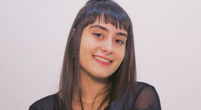 Caso em MG: professora é demitida após perseguição de pais por se casar com mulher e leva caso à Justiça