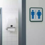 Câmara de São Luís aprova lei que proíbe mulheres trans de usarem banheiros femininos