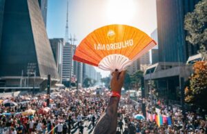 Amstel completa 8 anos na Parada de São Paulo celebrando histórias de orgulho e legado