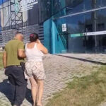 Mulher é presa por transfobia após barrar colega de trabalho trans de usar banheiro feminino em empresa no Ceará