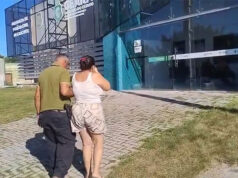 Mulher é presa por transfobia após barrar colega de trabalho trans de usar banheiro feminino em empresa no Ceará