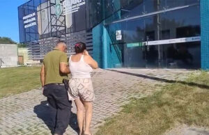 Mulher é presa por transfobia após barrar colega de trabalho trans de usar banheiro feminino em empresa no Ceará