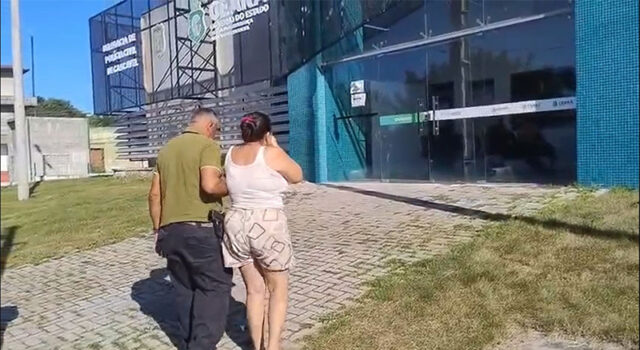 Mulher é presa por transfobia após barrar colega de trabalho trans de usar banheiro feminino em empresa no Ceará