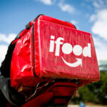 iFood é condenada a respeitar nome social de entregadora trans e pagar R$ 10 mil por danos morais