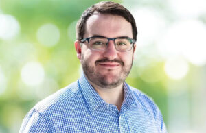 Contradição: deputado da extrema-direita australiana se declara gay e revela namorado muçulmano em discurso