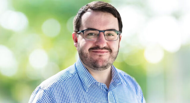 Contradição: deputado da extrema-direita australiana se declara gay e revela namorado muçulmano em discurso