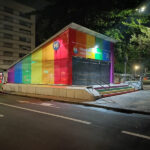 Estações do MetrôRio são tomadas pelas cores da bandeira LGBTQIAPN+ durante o Mês do Orgulho