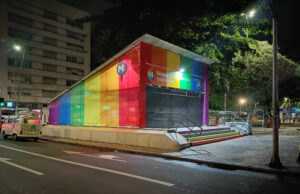 Estações do MetrôRio são tomadas pelas cores da bandeira LGBTQIAPN+ durante o Mês do Orgulho