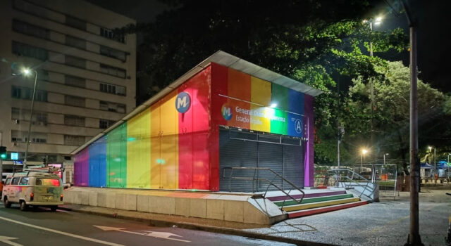 Estações do MetrôRio são tomadas pelas cores da bandeira LGBTQIAPN+ durante o Mês do Orgulho