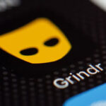 Polícia prende grupo que usava o Grindr para atrair e roubar homens gays na Malásia
