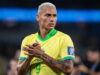 Com bom humor, jogador Richarlison viraliza ao ensinar mulheres e gays a chutarem bola: “É assim, ó”