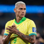 Com bom humor, jogador Richarlison viraliza ao ensinar mulheres e gays a chutarem bola: “É assim, ó”