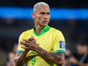 Com bom humor, jogador Richarlison viraliza ao ensinar mulheres e gays a chutarem bola: “É assim, ó”