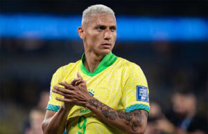Com bom humor, jogador Richarlison viraliza ao ensinar mulheres e gays a chutarem bola: “É assim, ó”