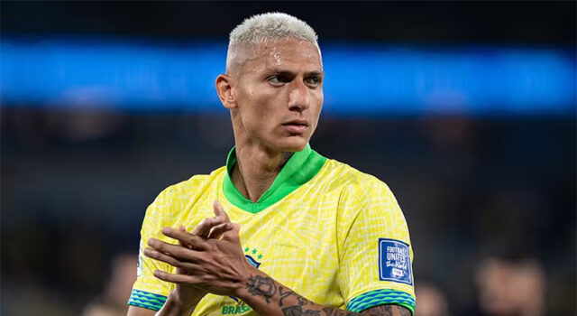 Com bom humor, jogador Richarlison viraliza ao ensinar mulheres e gays a chutarem bola: “É assim, ó”