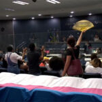 Sob protestos, Câmara Municipal de Teresina aprova projeto que proíbe mulheres trans em banheiros femininos