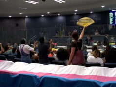 Sob protestos, Câmara Municipal de Teresina aprova projeto que proíbe mulheres trans em banheiros femininos