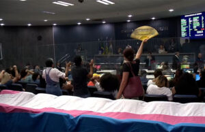 Sob protestos, Câmara Municipal de Teresina aprova projeto que proíbe mulheres trans em banheiros femininos