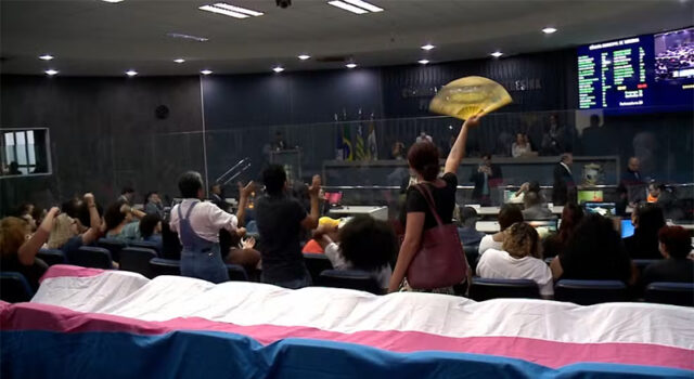 Sob protestos, Câmara Municipal de Teresina aprova projeto que proíbe mulheres trans em banheiros femininos