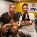 Casal gay transforma experiências de preconceito em hotel pet para receber cães de tutores LGBTQIA+ no Centro do Rio