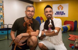 Casal gay transforma experiências de preconceito em hotel pet para receber cães de tutores LGBTQIA+ no Centro do Rio