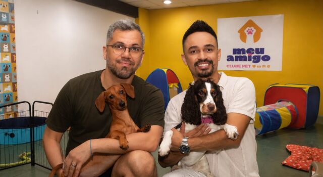 Casal gay transforma experiências de preconceito em hotel pet para receber cães de tutores LGBTQIA+ no Centro do Rio