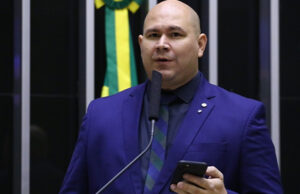 Prefeito bolsonarista de Cuiabá impede campeonato de “farmar aura” e justifica: “Não tenho ideia do que é. Eu sou hétero”