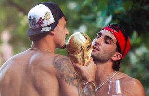 Beijos, abraços e tapinhas na bunda: campeões da Copa, jogadores da Espanha viralizam com cenas de carinho