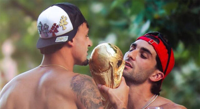 Beijos, abraços e tapinhas na bunda: campeões da Copa, jogadores da Espanha viralizam com cenas de carinho
