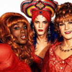 Astro de ‘Para Wong Foo’ diz que filme nunca recebeu o reconhecimento que merecia: “Só havia espaço para um filme de drag”