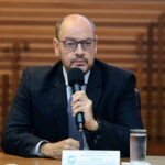Governador do Rio amplia licença de 180 dias para servidor em família homoafetiva que adotar criança