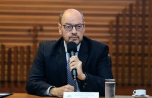 Governador do Rio amplia licença de 180 dias para servidor em família homoafetiva que adotar criança
