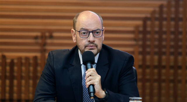 Governador do Rio amplia licença de 180 dias para servidor em família homoafetiva que adotar criança