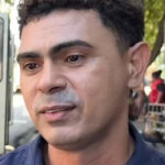 Motorista gay transforma protesto em meme ao cobrar salários atrasados durante greve em Manaus: “Tenho os bofes para sustentar”